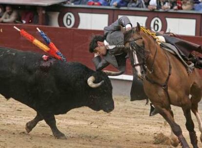 El rejoneador Diego Ventura hace la suerte del teléfono durante su ffaena de ayer en Las Ventas.