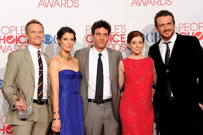 El equipo al completo de 'Cómo conocí a vuestra madre', que se llevó el premio a la Mejor Comedia de Televisión. Cobie Smulders con un vestido escote corazón de Reem Acra y Alyson Hannigan con un diseño rojo de Alice + Olivia. 