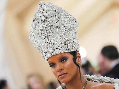 La cantante Rihanna con una mitra.