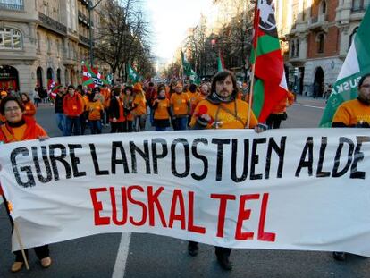 Un momento de la manifestación de trabajadores de Euskaltel por el centro de Bilbao.