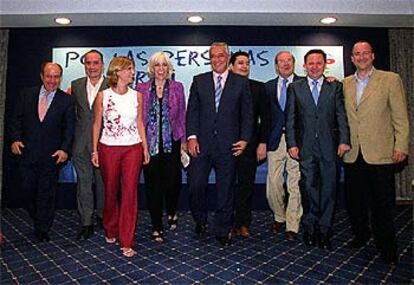 Javier Arenas, ayer, con los seis alcaldes populares de las capitales y Jerez.