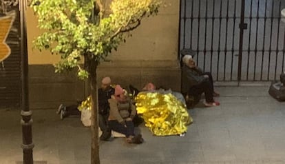 Familia de Venezuela con tres menores que pernocta en las puertas del Samur Social.