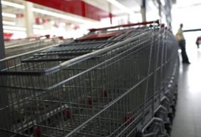 Aspecto de una fila de carritos en un supermercado. EFE/Archivo