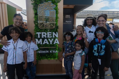 América Vadillo, de 69 años, y su familia en la estación Cancún del Tren Maya.