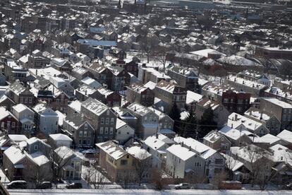 Una zona residencial en el centro de Chicago cubierta de nieve.