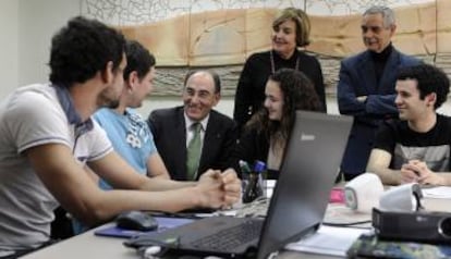 Ignacio Sánchez Galán junto a jóvenes empleados de Iberdrola.