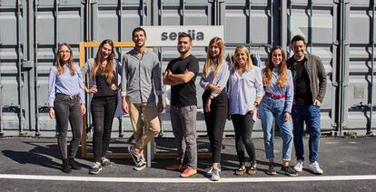 Equipo de Sepiia. En el centro, de brazos cruzados, Federico Sainz Robles, fundador y CEO de la firma de tecnología textil.