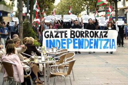 Decenas de personas marcharon hoy en Vitoria a favor de la independencia en un acto convocado por SEGI