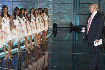 Donald Trump, en 2009, con las participantes del concurso de belleza celebrado en Las Bahamas.