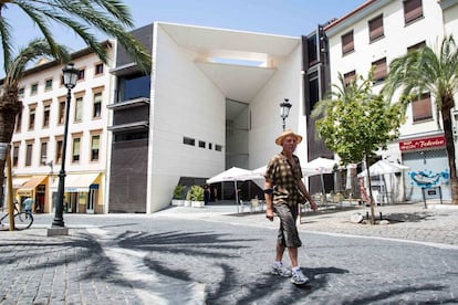 Fachada del Centro Federico García Lorca de Granada.