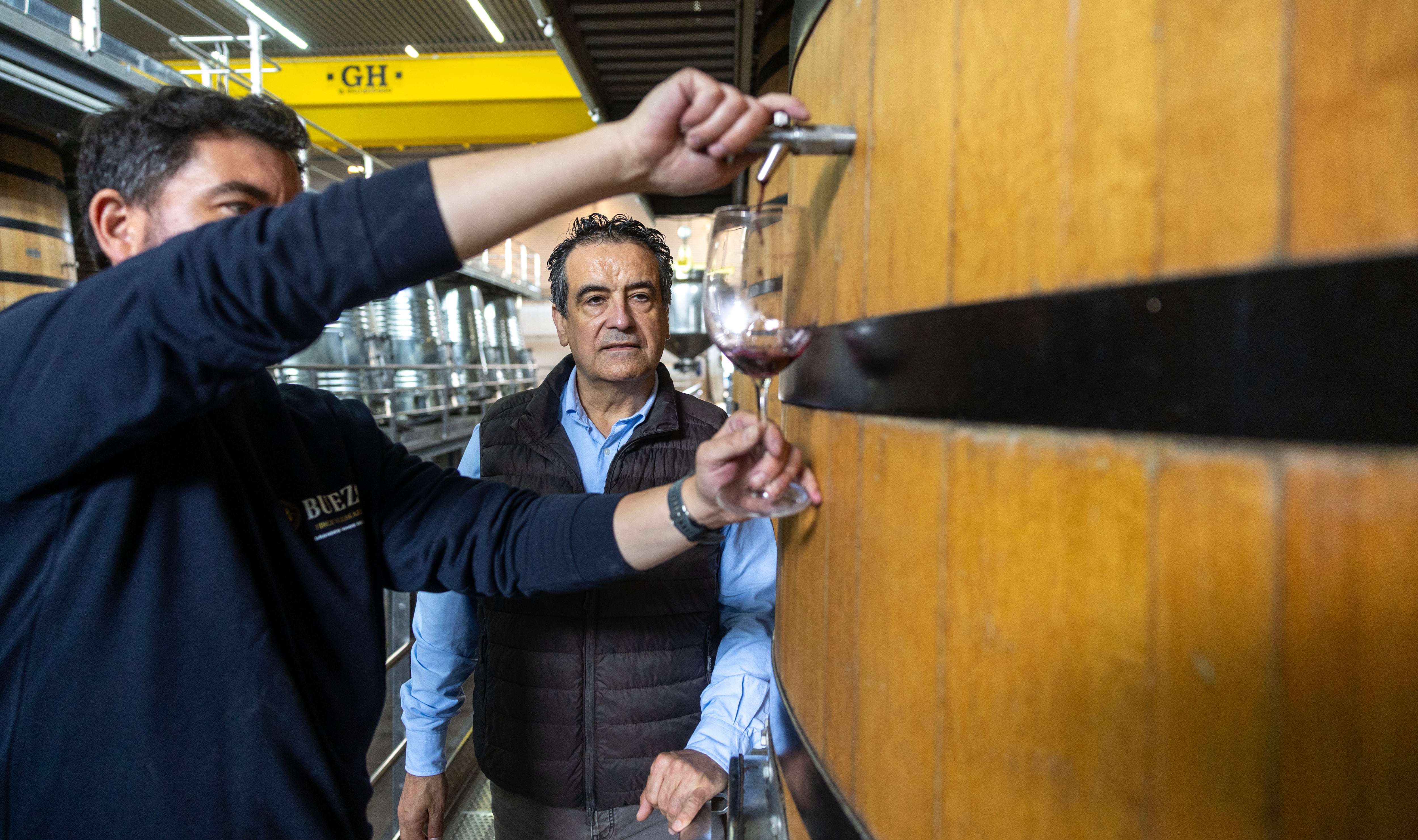 Abel Buezo, junto al enólogo de la bodega, Fernando López, el pasado miércoles en la sala de barricas.