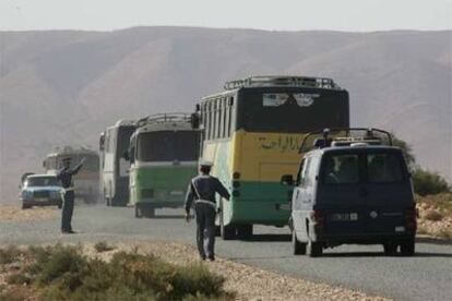 Caravana de autobuses cargada de subsaharianos en dirección a Guelmine, adonde llegó ayer.