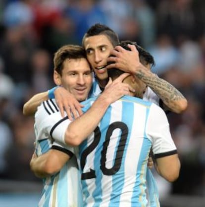 Di María se abraza a Messi y Agüero.