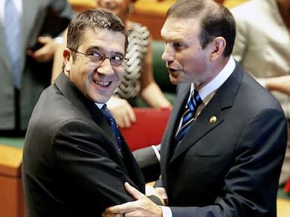 Patxi López, a la izquierda, felicita a Juan José Ibarretxe tras ser elegido presidente.