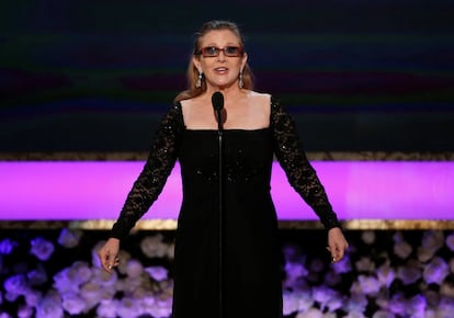 Carrie Fisher apresenta a sua mãe, a atriz Debbie Reynolds, como ganhadora do prêmio 'Life Achievement Award' no 21st Annual Screen Actors Guild Awards em Los Angeles, em 25 de janeiro de 2015.