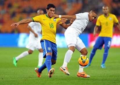 Paulinho e Jali durante partida nesta quarta-feira.