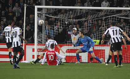 Falkenburg, del Az Alkmaar, remata para marcar ante el Udinese.