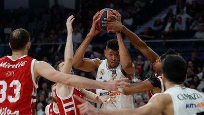 Tavares, entre jugadores del Milán.