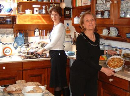 Dos <i>cesarinas</i>, Anna Maria y Paola, preparan una cena en su cocina.