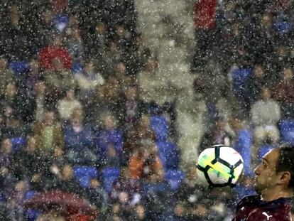 Kike García intenta controlar el balón durante un partido del Eibar.