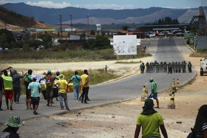 Manifestantes antichavistas frente a una barrera de guardias nacionales en la frontera entre Venezuela y Brasil. 