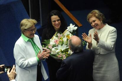 Os advogados Miguel Reale Jr e Janaína Paschoal recebem flores e são aplaudidos pelas senadoras Ana Amelia (PP-RS) e Marta Suplicy (PMDB-SP).