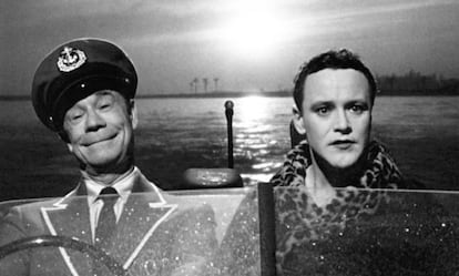 Joe E. Brown y Jack Lemmon, en la secuencia final de 'Con faldas y a lo loco'.