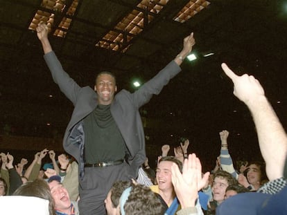 Rickie Winslow, celebra con los estudiantes del Ramiro en Magariños la conquista de la Copa de 1992