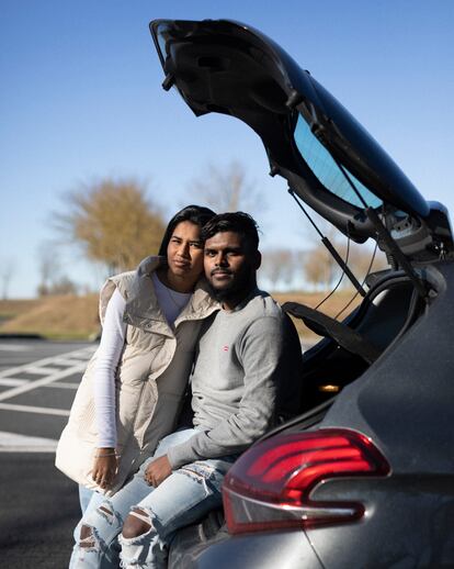 Nilo y Nitya, estudiantes de 20 años, ella india y él de Sri Lanka, dicen que Francia es para ellos “lo más importante”. Viven a media hora de París. Aquí posan en un centro comercial de Troyes (este del país). 