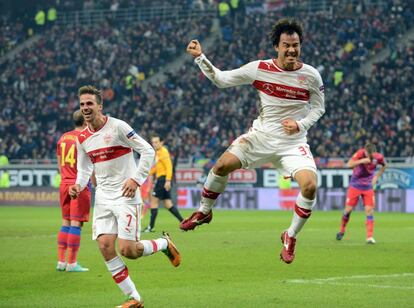 Shinji Okazaki, del Stuttgart, festeja su gol.