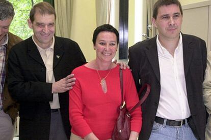 Arnaldo Otegi, a la derecha de la fotografía, junto a  los ex diputados autonómicos José Antonio Urrutikoetxea, <i>Josu Ternera,</i> y Jone Goirizelaia.