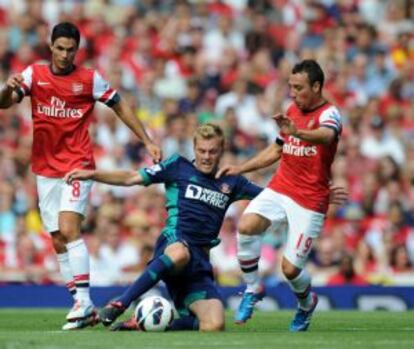 Arteta y Cazorla acosan a Larsson.