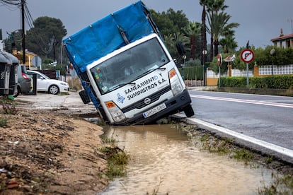 Un camión parcialmente volcado en la carretera a la altura de Monserrat en Valencia, este martes.
