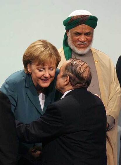 Merkel saluda al presidente argelino, Buteflika.