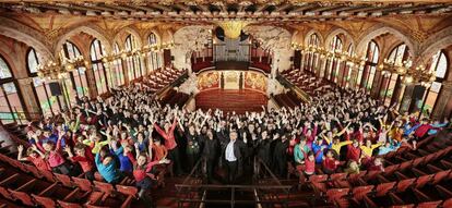 Los coros del Orfeó Català junto al director artístico Simon Halsey.