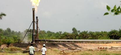 Trabajadores en un pozo en el delta del Níger (Nigeria)