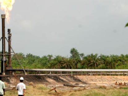 Trabajadores en un pozo en el delta del N&iacute;ger (Nigeria)