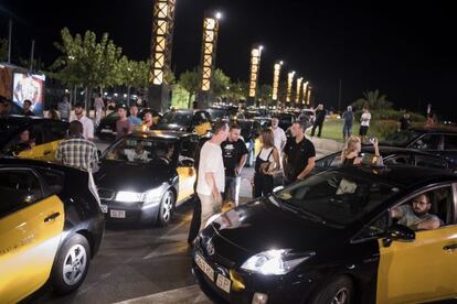 Desenes de taxistes col·lapsen, divendres, el Port Olímpic.