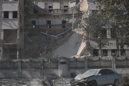 Fachada del Ministerio de Defensa de Siria en Damasco, este miércoles tras un bombardeo israelí.