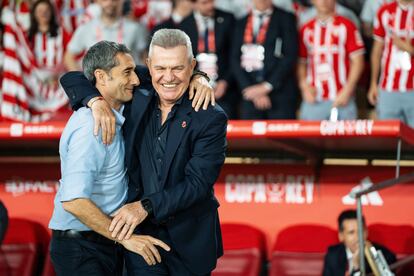 Javier Aguirre, entrenador del RCD Mallorca y Ernesto Valverde, entrenador del Athletic Club, se abrazan antes del comienzo del encuentro.