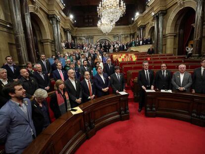 Parlamentares pró-independência cantam o hino catalão depois de declararem a independência da Espanha, em Barcelona