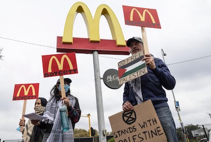 Simpatizantes protestan ante un local de McDonald's en protesta por el actual conflicto en Gaza, en Johannesburgo (Sudáfrica), el pasado 15 de abril.