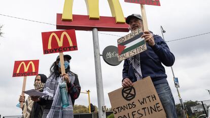 Simpatizantes protestan ante un local de McDonald's en protesta por el actual conflicto en Gaza, en Johannesburgo (Sudáfrica), el pasado 15 de abril.