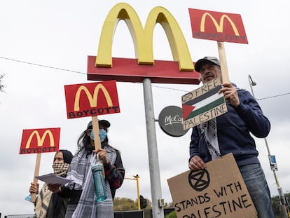 Simpatizantes protestan ante un local de McDonald's en protesta por el actual conflicto en Gaza, en Johannesburgo (Sudáfrica), el pasado 15 de abril.
