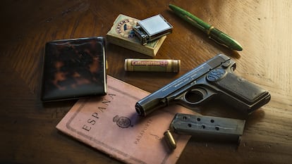 Imprescindibles. Pasaporte, pitillera de carey, cigarrillos Players, encendedor de plata Parker Beacon, tubo 
de cafiaspirinas, pluma estilográfica Sheaffer Balance color verde jade y pistola Browning FN 1910.