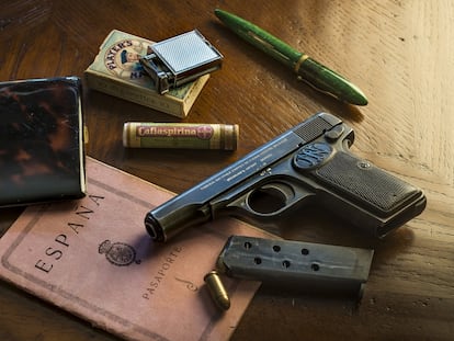 Imprescindibles. Pasaporte, pitillera de carey, cigarrillos Players, encendedor de plata Parker Beacon, tubo 
de cafiaspirinas, pluma estilográfica Sheaffer Balance color verde jade y pistola Browning FN 1910.