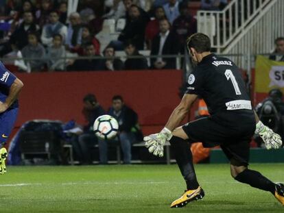 Suárez chuta para marcar el tercer gol del Barça.
