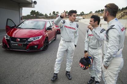Márquez, Pedrosa y Monteiro, durante la jornada de pruebas con el Honda Civic Type R.