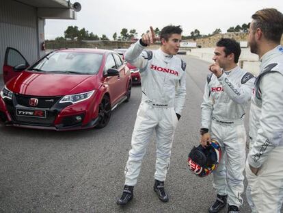 M&aacute;rquez, Pedrosa y Monteiro, durante la jornada de pruebas con el Honda Civic Type R. 