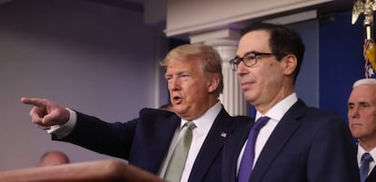 Donald Trump y el secretario del Tesoro, Steven Mnuchin